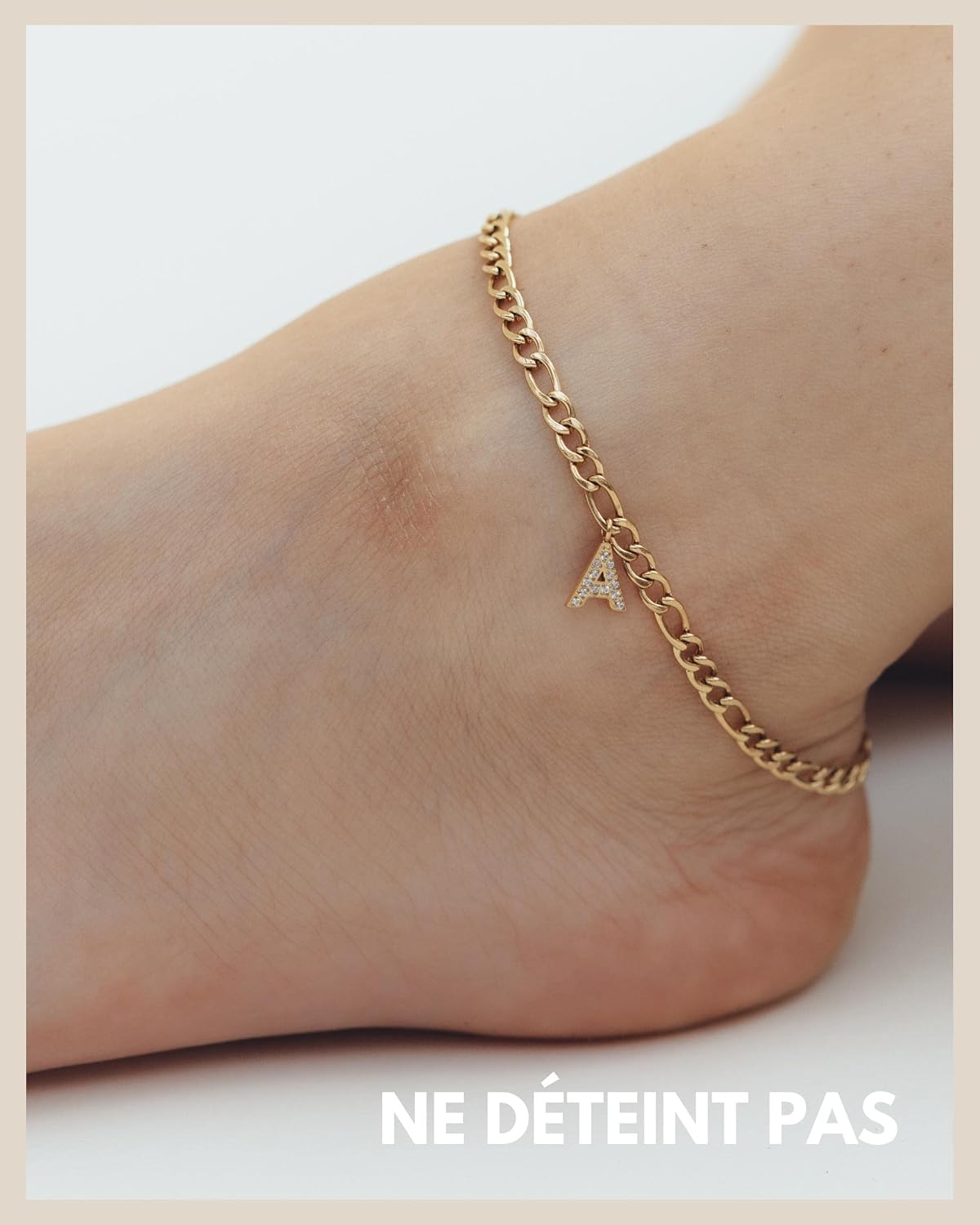 Detalle 2 de GD GOOD.designs EST. 2015 Bracelet de cheville doré 18K avec lettres — chaîne réglable 22–27 cm, acier inoxydable