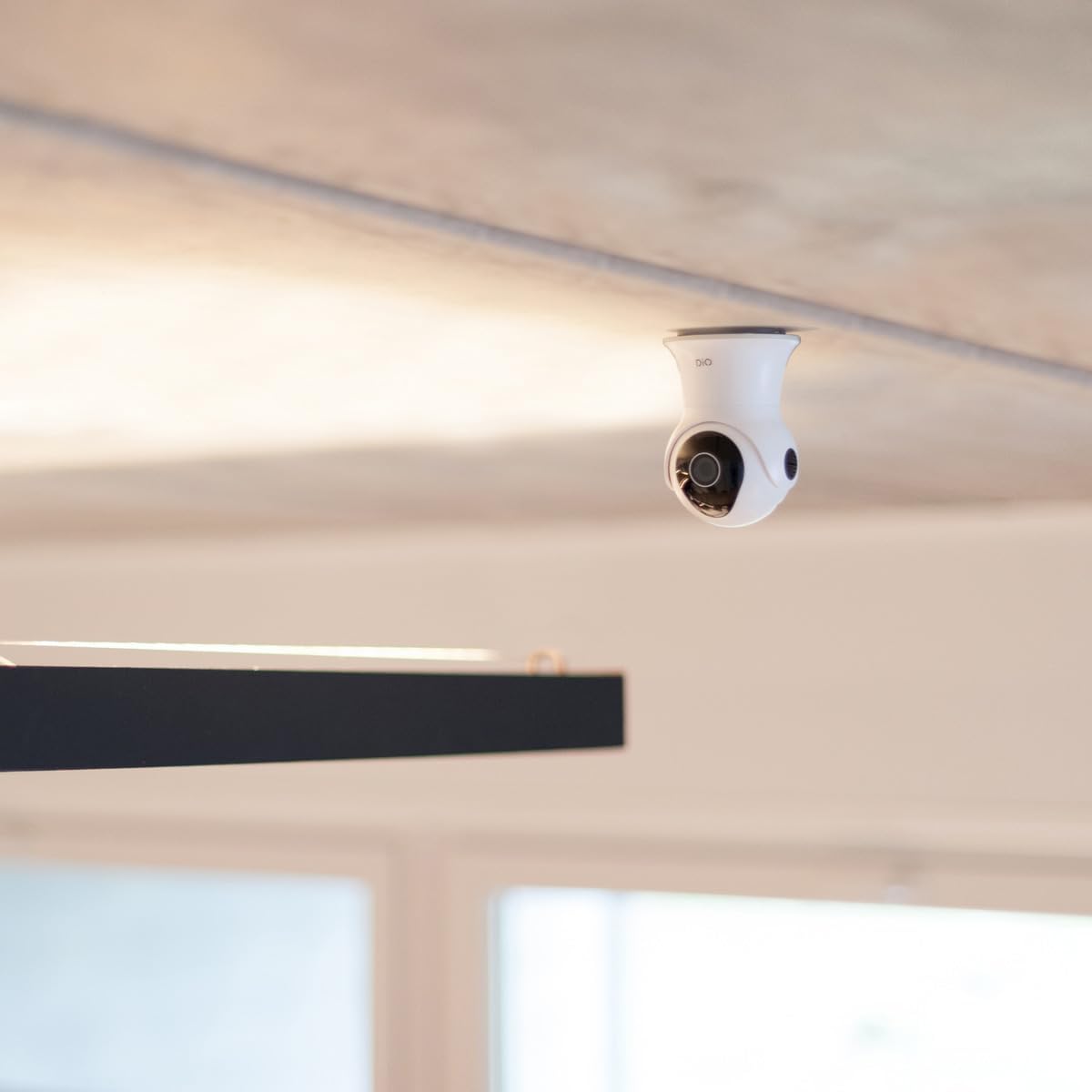 Detalle de DiO Connected Home Caméra de surveillance rotative Wi‑Fi intérieure/extérieure 1080p avec vision nocturne et détection (16 Go) — Blanc et Noir