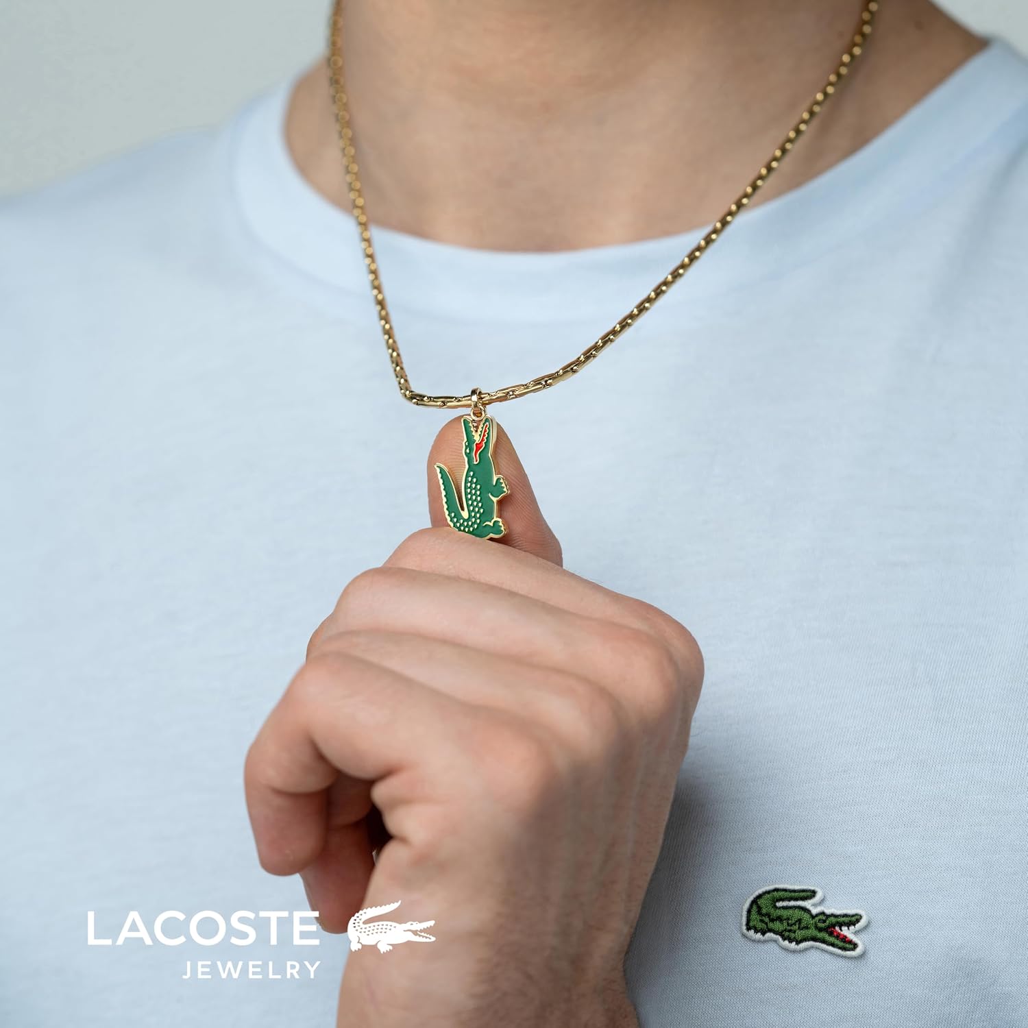Detalle de Lacoste Collier Pendentif Homme en acier inoxydable – finition argent ou doré (Collection ARTHOR)