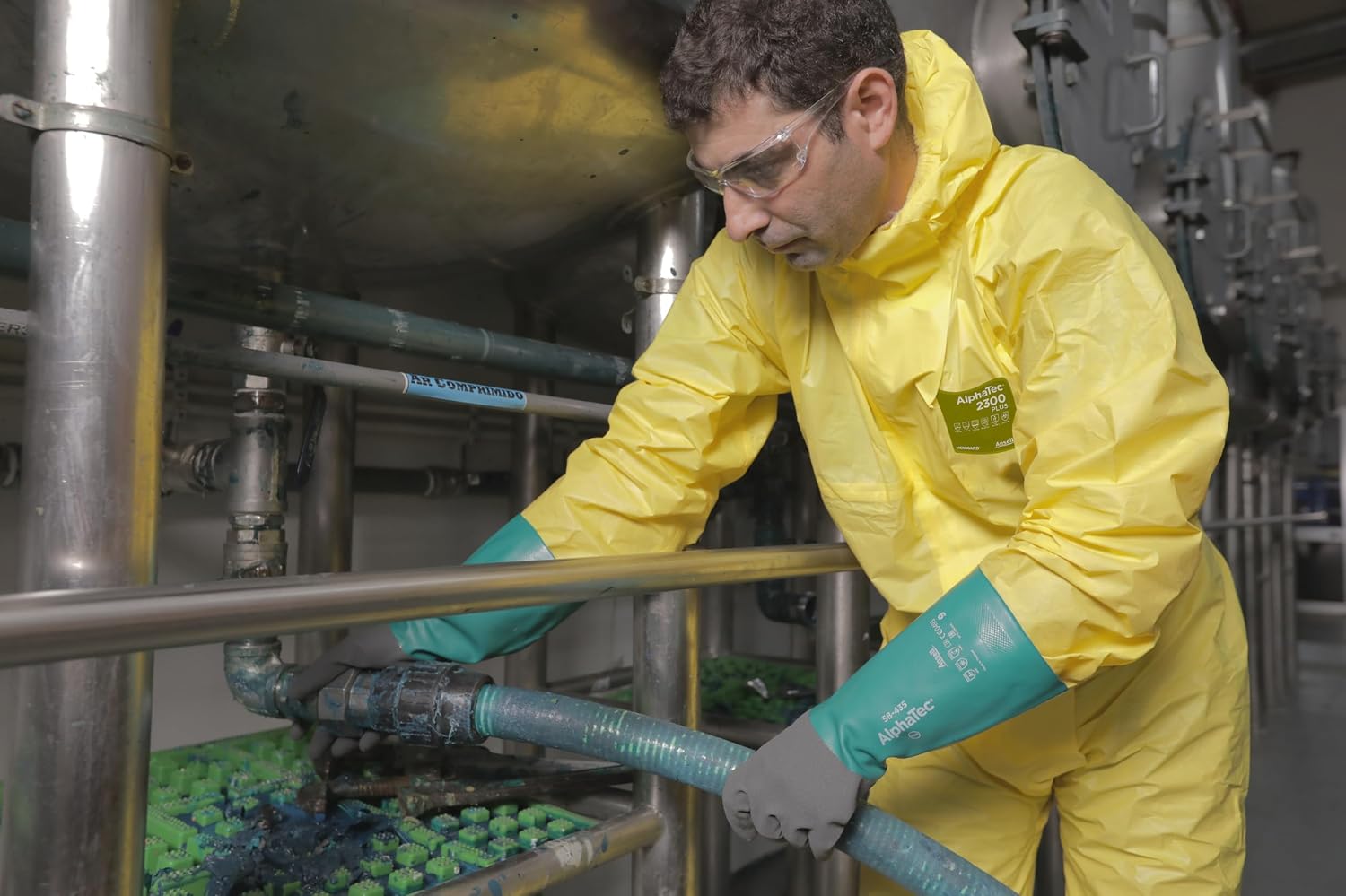 Detalle de Ansell AlphaTec 2300 Model 132 — Combinaison de travail jetable jaune, protection chimique type 3/4/5