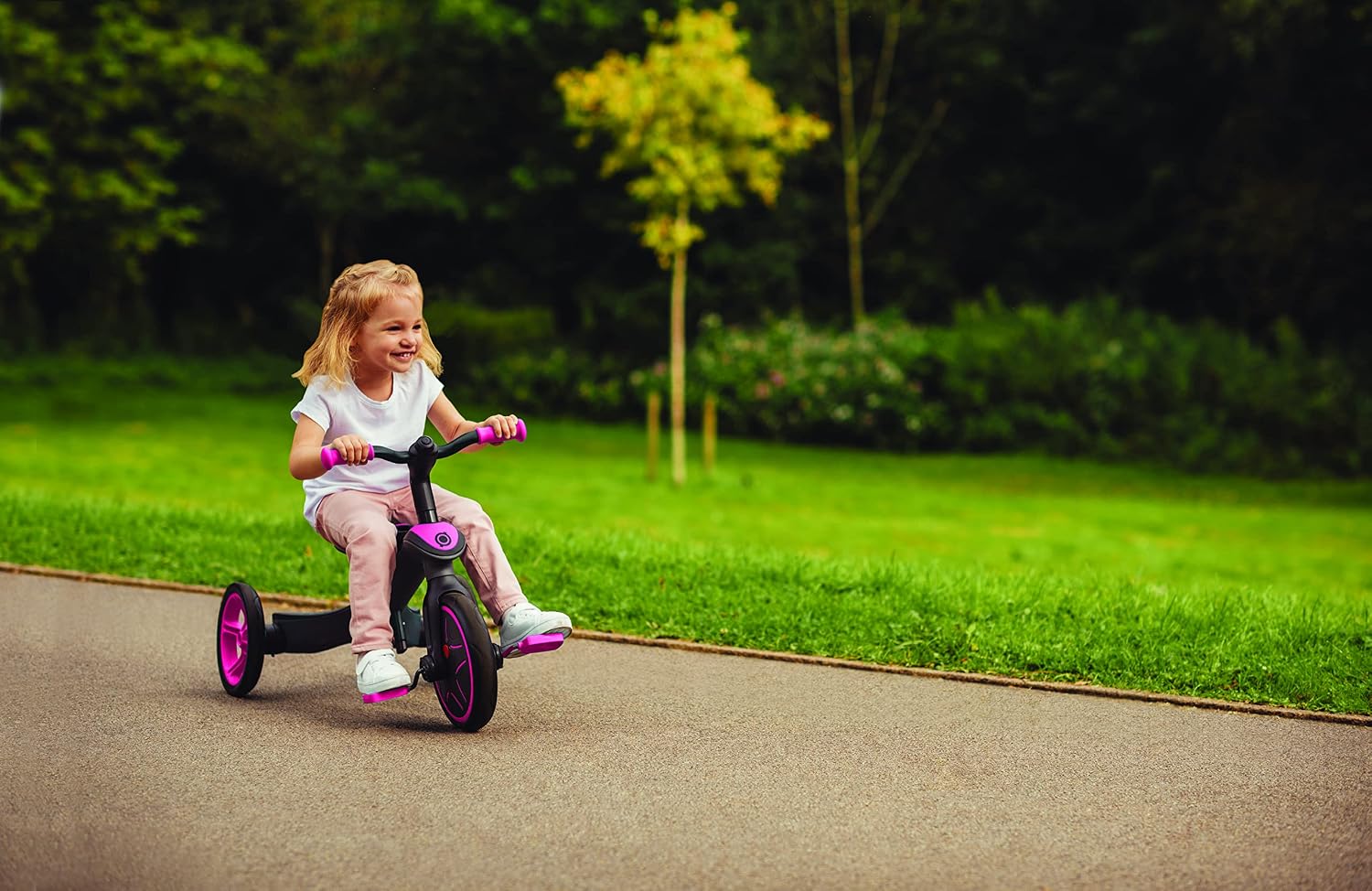 Detalle 2 de Globber Tricycle Explorer 4 en 1 – Tricycle évolutif et draisienne pour enfants (10 mois à 5 ans) – Rose