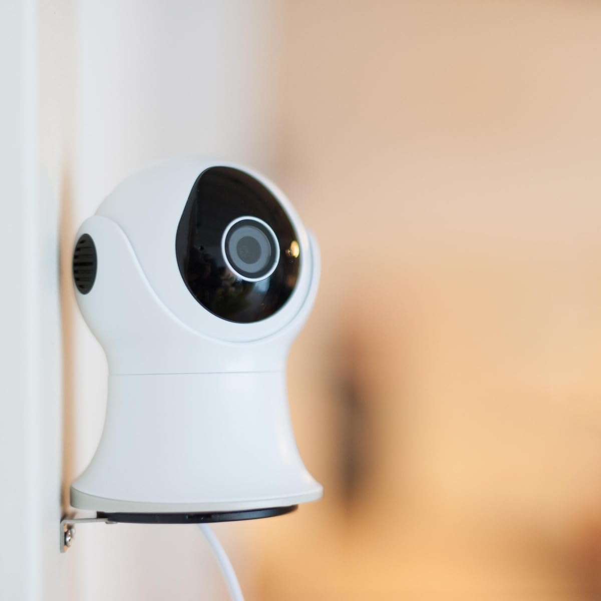 Detalle 2 de DiO Connected Home Caméra de surveillance rotative Wi‑Fi intérieure/extérieure 1080p avec vision nocturne et détection (16 Go) — Blanc et Noir