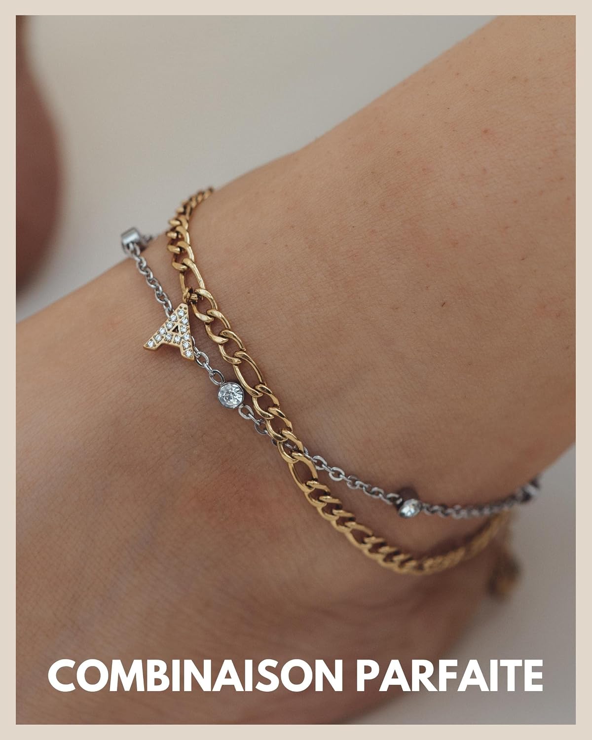 Detalle de GD GOOD.designs EST. 2015 Bracelet de cheville doré 18K avec lettres — chaîne réglable 22–27 cm, acier inoxydable