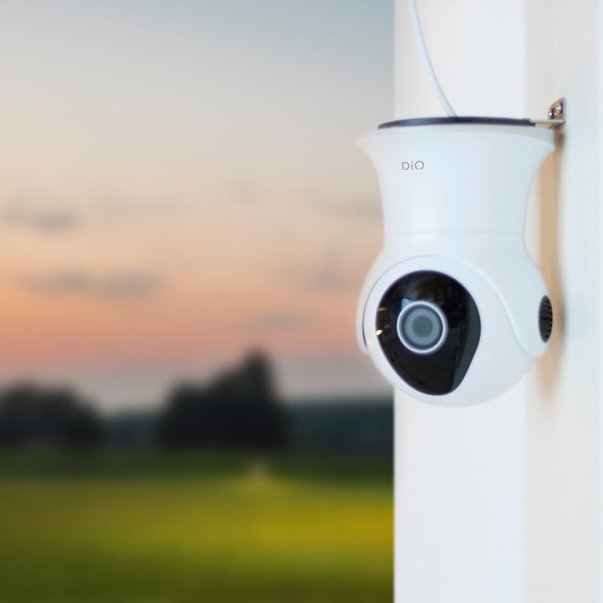 Detalle 1 de DiO Connected Home Caméra de surveillance rotative Wi‑Fi intérieure/extérieure 1080p avec vision nocturne et détection (16 Go) — Blanc et Noir
