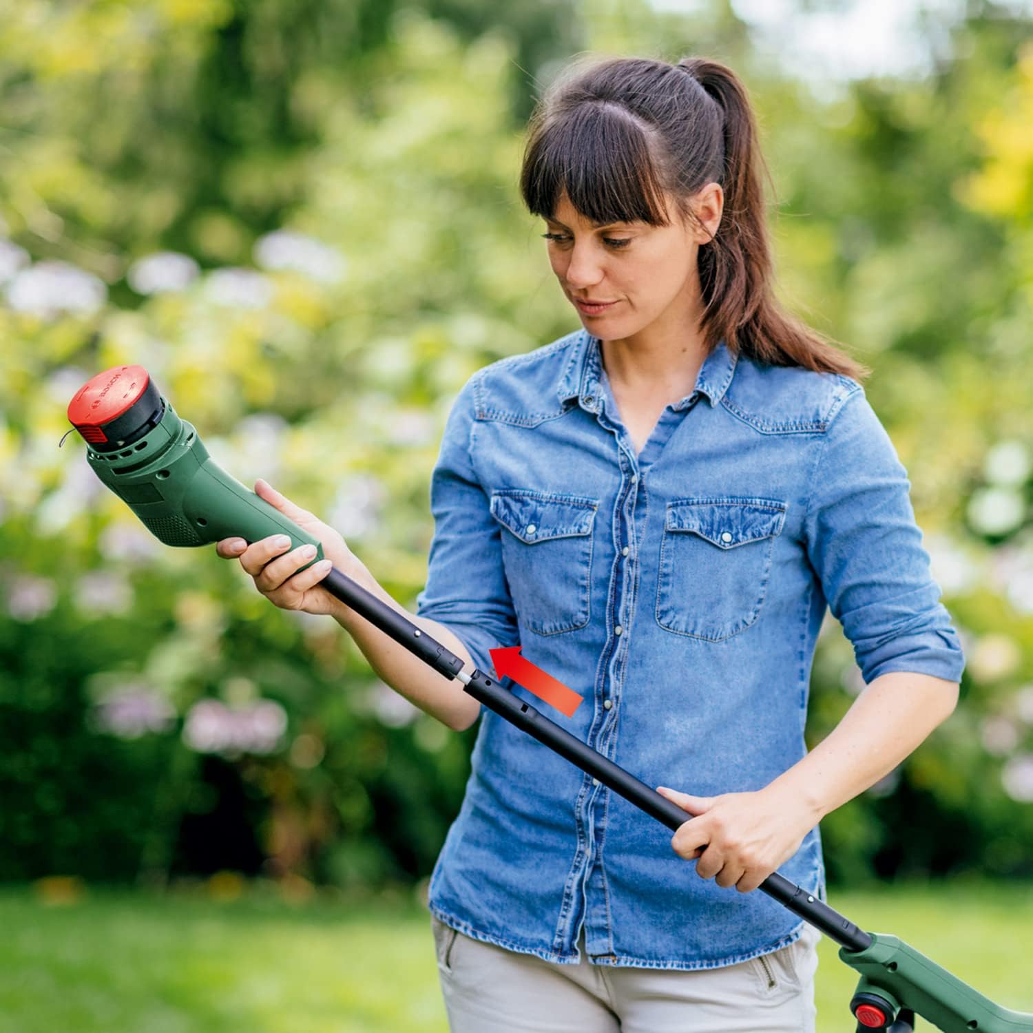 Detalle de Bosch EasyGrassCut 23 débroussailleuse électrique sur câble 280 W, diamètre de coupe 23 cm