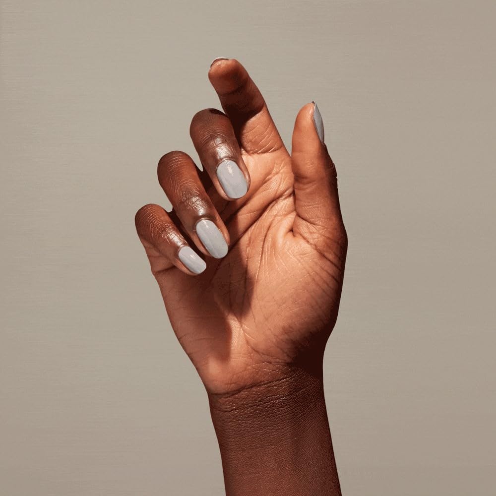 Detalle de OPI Nature Strong vernis à ongles gris vegan à tenue jusqu’à 7 jours