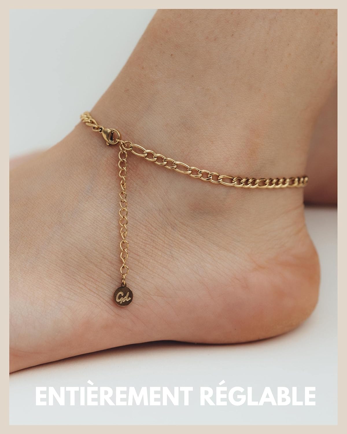 Detalle 2 de GD GOOD.designs EST. 2015 Bracelet de cheville doré 18K avec lettres — chaîne réglable 22–27 cm, acier inoxydable