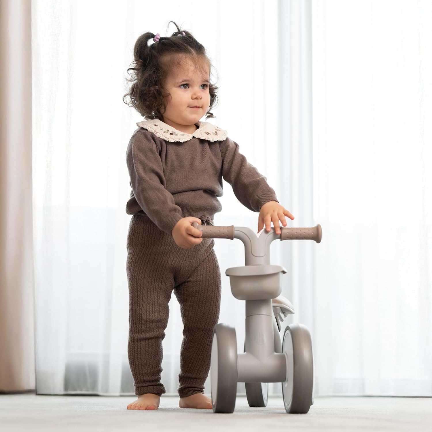 Detalle 2 de KikkaBoo ZIPI, vélo d’équilibre sans pédales pour bébé 1–3 ans avec panier — stabilité et douceur